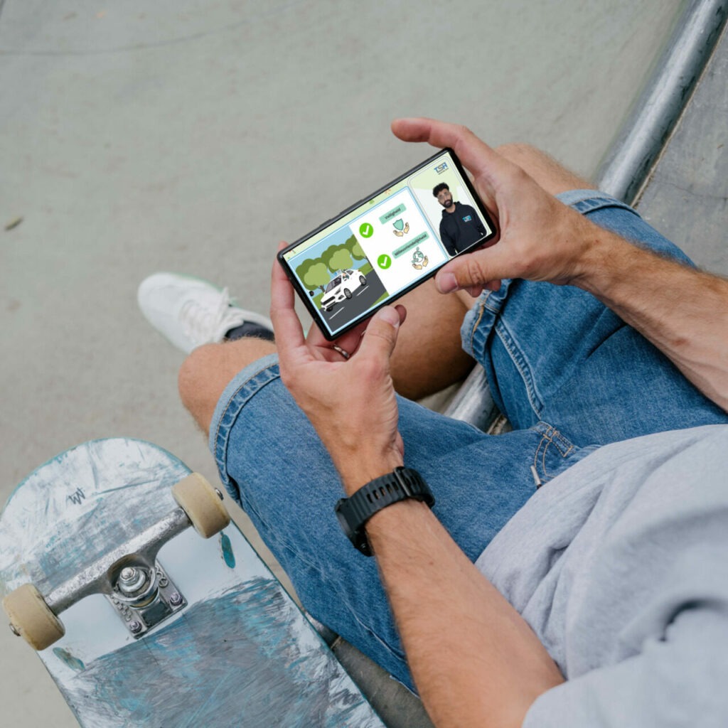 Mockup online video Persoon die online auto theorie oefent in een skatepark.