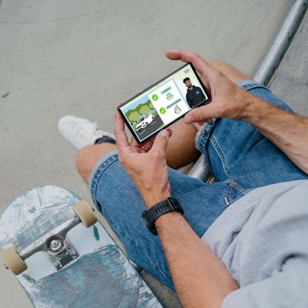 Persoon die online auto theorie oefent in een skatepark.