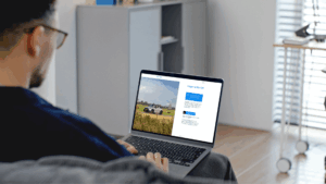 Student logt in op Mijn CBR om theorie examen in te plannen via laptop